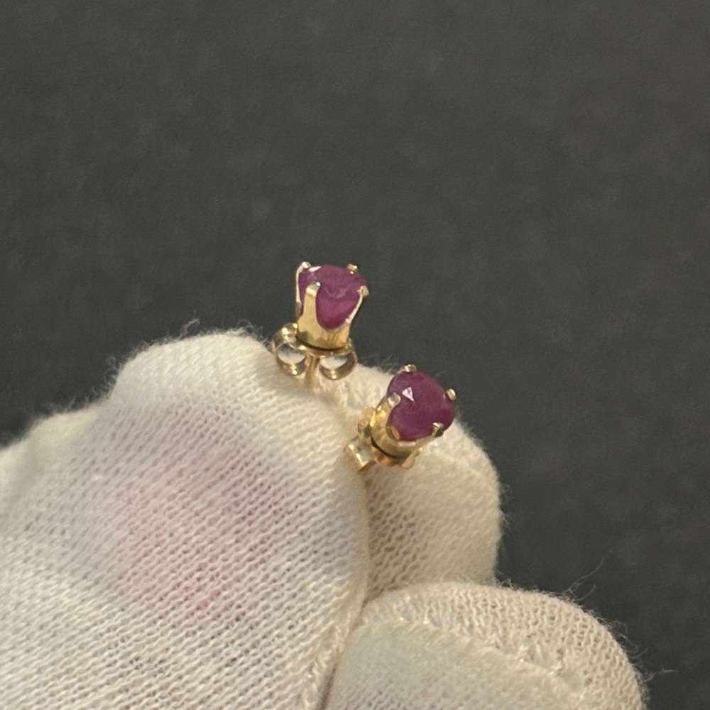 Vintage 14K gold ruby stone stud earrings